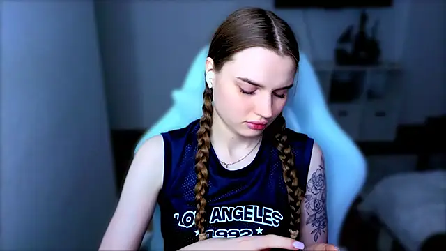 StellaLawless online show from 12/05/25, 08:27