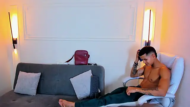 Paradise boy s online show from 01/15/26, 07:50