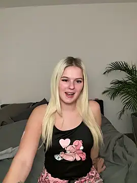 Snapshot of Allylove03 chatting on 12/20/24, 09:28 Allylove03 online show from 12/20/24, 09:28