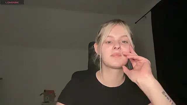 Snapshot of Allylove03 chatting on 09/24/25, 05:27 Allylove03 online show from 09/24/25, 05:27