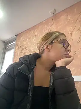 Miabonnett  online show from 11/19/25, 12:16