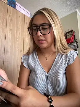 Snapshot of Miabonnett_ chatting on 04/27/26, 03:10 Miabonnett online show from 04/27/26, 03:10