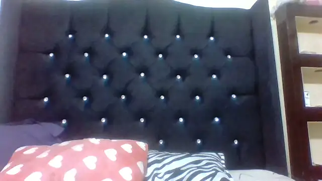 Snapshot of Jennxdolls chatting on 03/08/25, 01:36 Jennxdolls online show from 03/08/25, 01:36