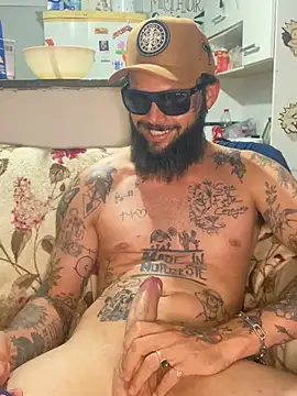 Snapshot of Leonpicudo chatting on 02/15/26, 06:04 Leonpicudo online show from 02/15/26, 06:04