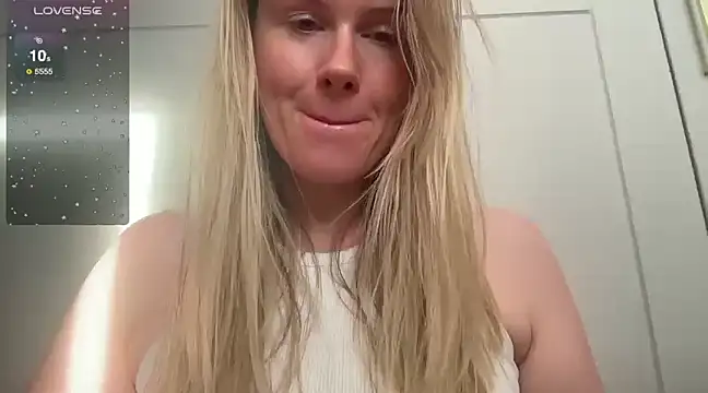 redheadrosie69 online show from 03/04/25, 09:40