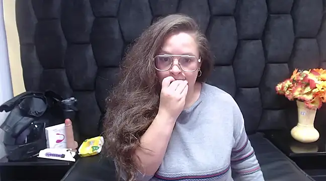 SaraThomso online show from 12/19/24, 01:51