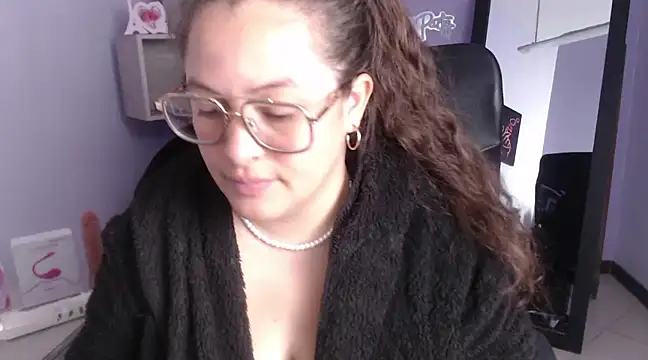 SaraThomso online show from 12/30/24, 03:14