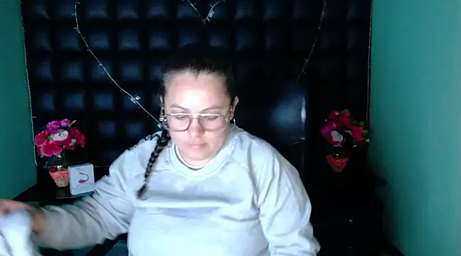 SaraThomso online show from 12/31/24, 03:01