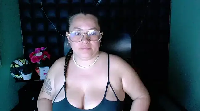 SaraThomso online show from 12/31/24, 09:10