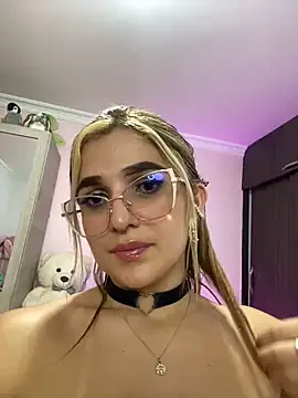 Snapshot of caroline_jonson chatting on 12/15/24, 11:20 caroline jonson online show from 12/15/24, 11:20