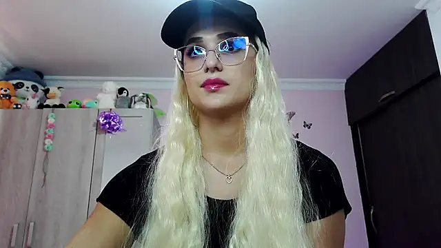 Snapshot of caroline_jonson chatting on 02/23/25, 06:45 caroline jonson online show from 02/23/25, 06:45