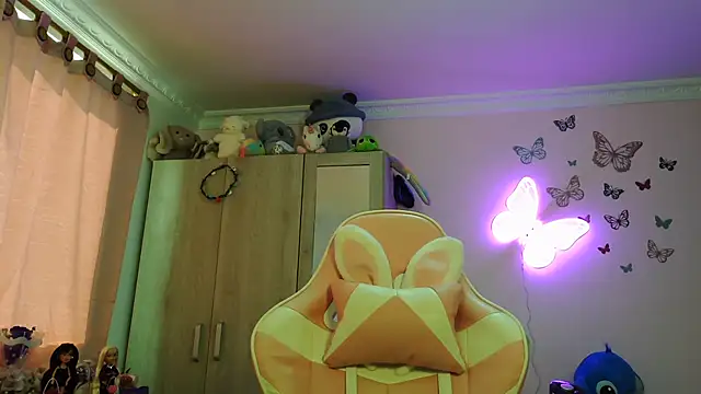 caroline jonson online show from 03/23/26, 02:54