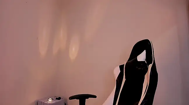 Snapshot of valent_27 chatting on 02/08/25, 06:33 valent 27 online show from 02/08/25, 06:33