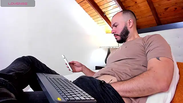 Tom Bailey online show from 10/19/25, 01:34