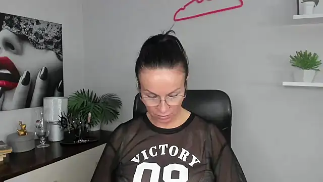 Snapshot of HelenLuxx chatting on 12/19/24, 10:24 HelenLuxx online show from 12/19/24, 10:24