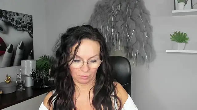 Snapshot of HelenLuxx chatting on 12/20/24, 10:16 HelenLuxx online show from 12/20/24, 10:16