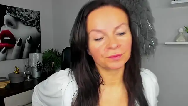 Snapshot of HelenLuxx chatting on 01/08/25, 06:41 HelenLuxx online show from 01/08/25, 06:41