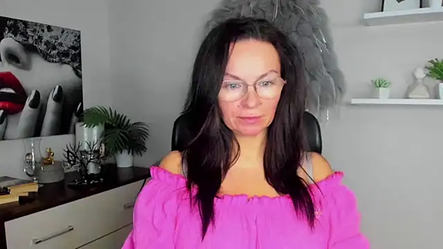 Snapshot of HelenLuxx chatting on 01/13/25, 06:38 HelenLuxx online show from 01/13/25, 06:38