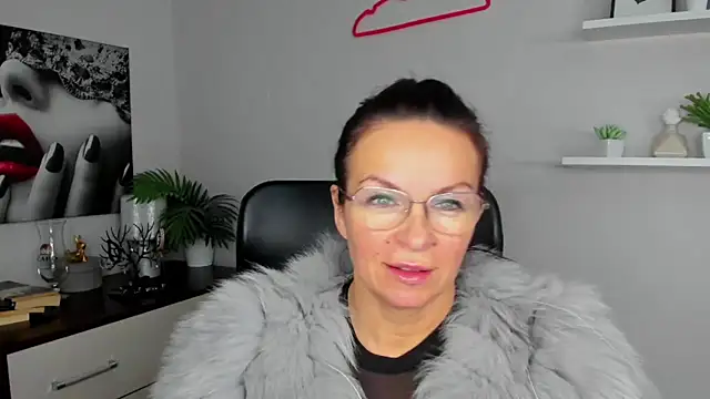 Snapshot of HelenLuxx chatting on 01/14/25, 10:17 HelenLuxx online show from 01/14/25, 10:17