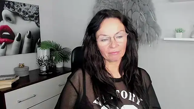 Snapshot of HelenLuxx chatting on 01/20/25, 10:18 HelenLuxx online show from 01/20/25, 10:18
