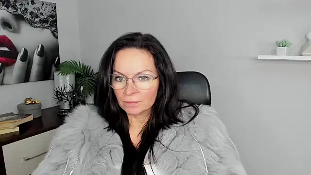 Snapshot of HelenLuxx chatting on 01/22/25, 10:18 HelenLuxx online show from 01/22/25, 10:18