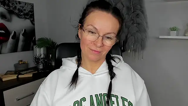 Snapshot of HelenLuxx chatting on 01/26/25, 10:34 HelenLuxx online show from 01/26/25, 10:34