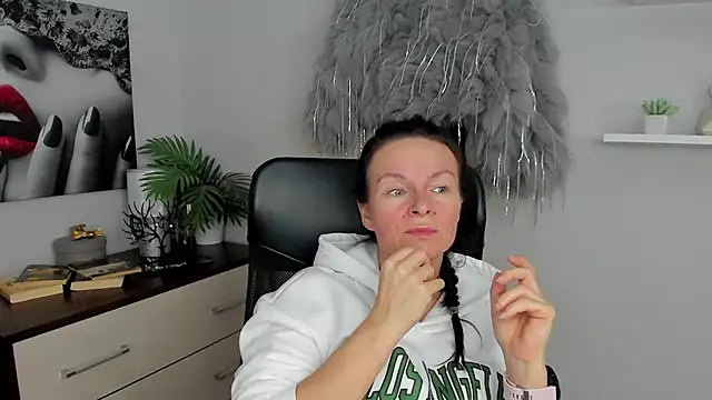 Snapshot of HelenLuxx chatting on 01/27/25, 01:09 HelenLuxx online show from 01/27/25, 01:09