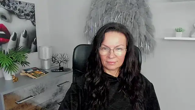 Snapshot of HelenLuxx chatting on 01/28/25, 10:23 HelenLuxx online show from 01/28/25, 10:23