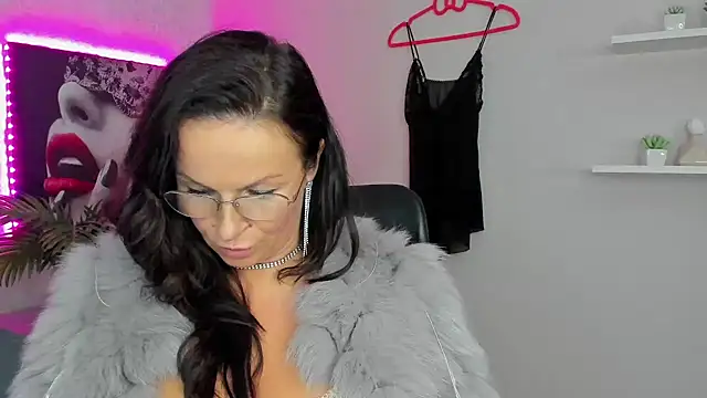 Snapshot of HelenLuxx chatting on 02/01/25, 01:51 HelenLuxx online show from 02/01/25, 01:51