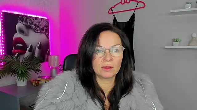 Snapshot of HelenLuxx chatting on 02/02/25, 07:41 HelenLuxx online show from 02/02/25, 07:41