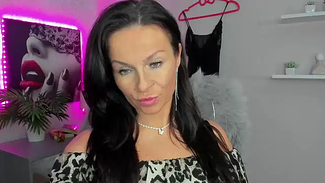 Snapshot of HelenLuxx chatting on 02/02/25, 10:46 HelenLuxx online show from 02/02/25, 10:46