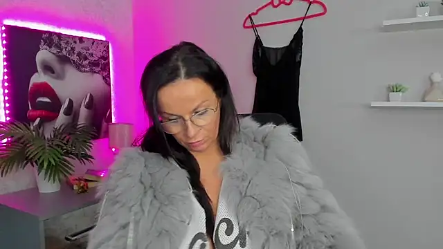 Snapshot of HelenLuxx chatting on 02/02/25, 01:52 HelenLuxx online show from 02/02/25, 01:52