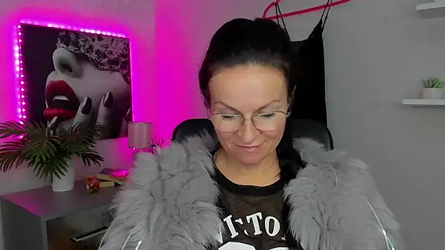 Snapshot of HelenLuxx chatting on 02/03/25, 09:52 HelenLuxx online show from 02/03/25, 09:52