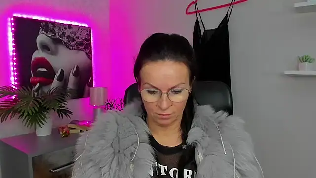 Snapshot of HelenLuxx chatting on 02/03/25, 12:57 HelenLuxx online show from 02/03/25, 12:57