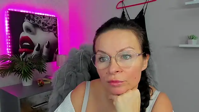 Snapshot of HelenLuxx chatting on 02/04/25, 10:21 HelenLuxx online show from 02/04/25, 10:21