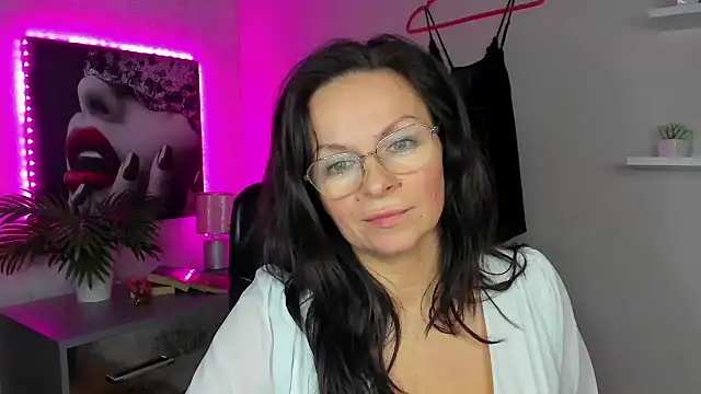 Snapshot of HelenLuxx chatting on 02/05/25, 01:44 HelenLuxx online show from 02/05/25, 01:44