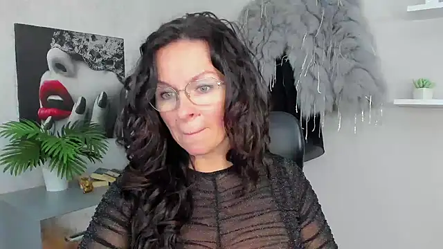 Snapshot of HelenLuxx chatting on 02/06/25, 10:15 HelenLuxx online show from 02/06/25, 10:15