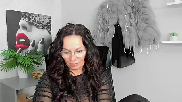 Snapshot of HelenLuxx chatting on 02/06/25, 01:43 HelenLuxx online show from 02/06/25, 01:43