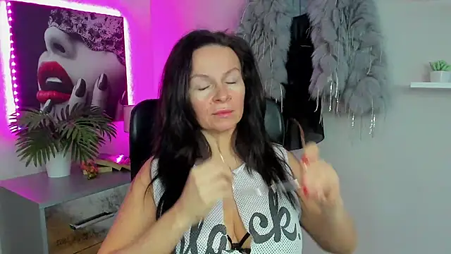Snapshot of HelenLuxx chatting on 02/13/25, 06:30 HelenLuxx online show from 02/13/25, 06:30