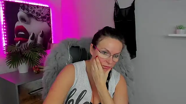 Snapshot of HelenLuxx chatting on 02/13/25, 12:43 HelenLuxx online show from 02/13/25, 12:43