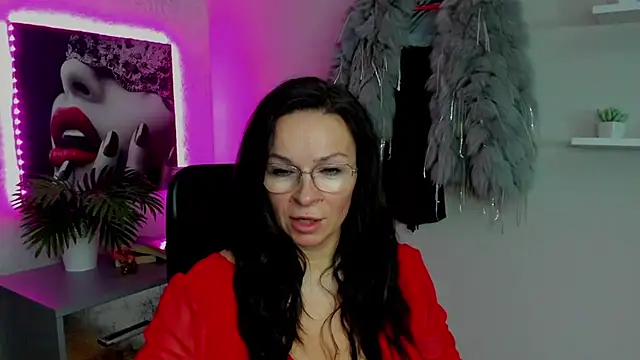 Snapshot of HelenLuxx chatting on 02/14/25, 06:34 HelenLuxx online show from 02/14/25, 06:34