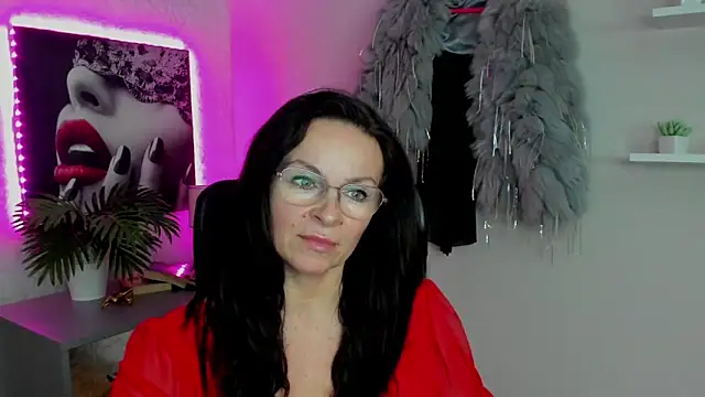 Snapshot of HelenLuxx chatting on 02/14/25, 10:17 HelenLuxx online show from 02/14/25, 10:17