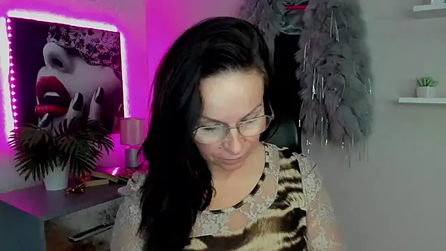 Snapshot of HelenLuxx chatting on 02/15/25, 07:16 HelenLuxx online show from 02/15/25, 07:16