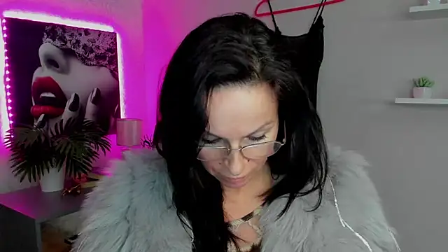 Snapshot of HelenLuxx chatting on 02/15/25, 11:06 HelenLuxx online show from 02/15/25, 11:06