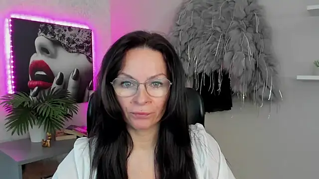 Snapshot of HelenLuxx chatting on 03/03/25, 01:42 HelenLuxx online show from 03/03/25, 01:42