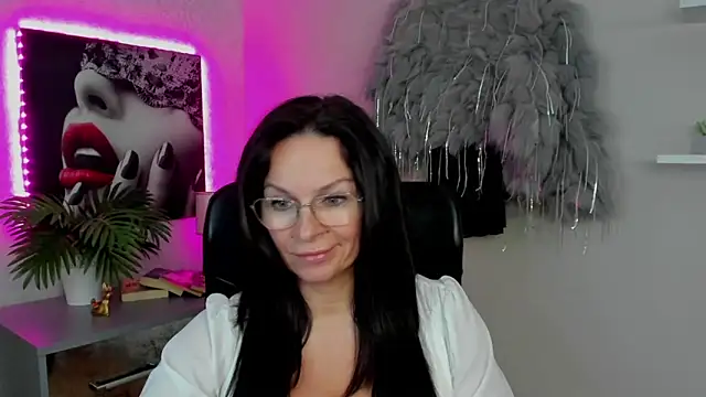 Snapshot of HelenLuxx chatting on 03/03/25, 05:29 HelenLuxx online show from 03/03/25, 05:29