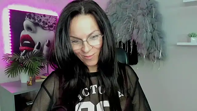 Snapshot of HelenLuxx chatting on 03/04/25, 08:05 HelenLuxx online show from 03/04/25, 08:05