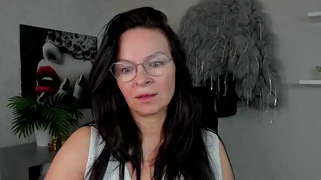 Snapshot of HelenLuxx chatting on 03/07/25, 06:35 HelenLuxx online show from 03/07/25, 06:35