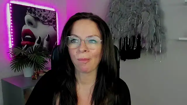 Snapshot of HelenLuxx chatting on 03/12/25, 10:16 HelenLuxx online show from 03/12/25, 10:16