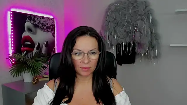 Snapshot of HelenLuxx chatting on 03/14/25, 05:24 HelenLuxx online show from 03/14/25, 05:24